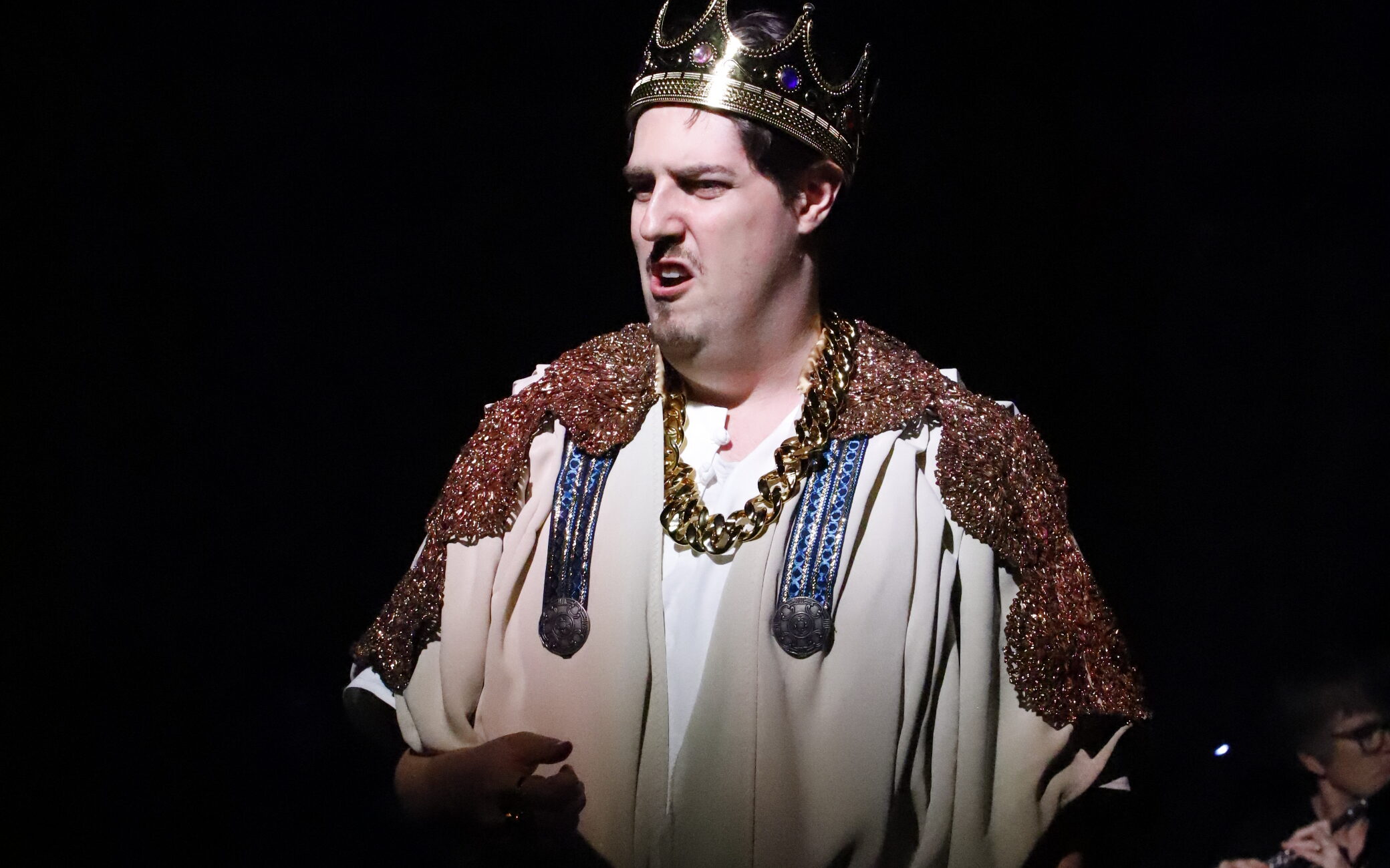 Matthew Avery as king in Die Kluge